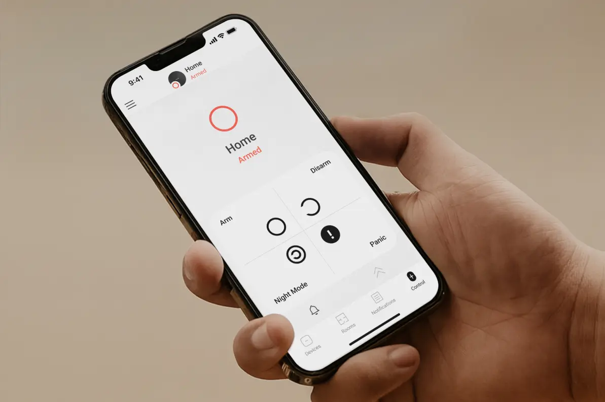 Personne qui regarde un smartphone avec une app de sécurité