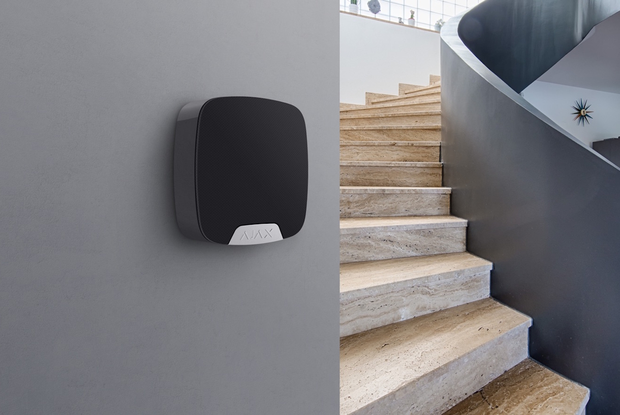 Pictos de sécurité avec un smartphone et l'extérieur d'une maison