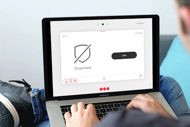 Personne qui désactive son système de sécurité depuis un ordinateur portable