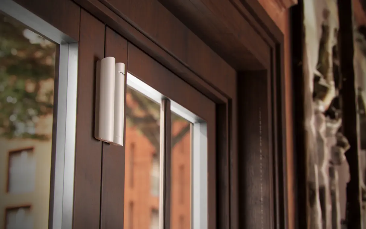 Cambrioleur qui force une serrure de porte