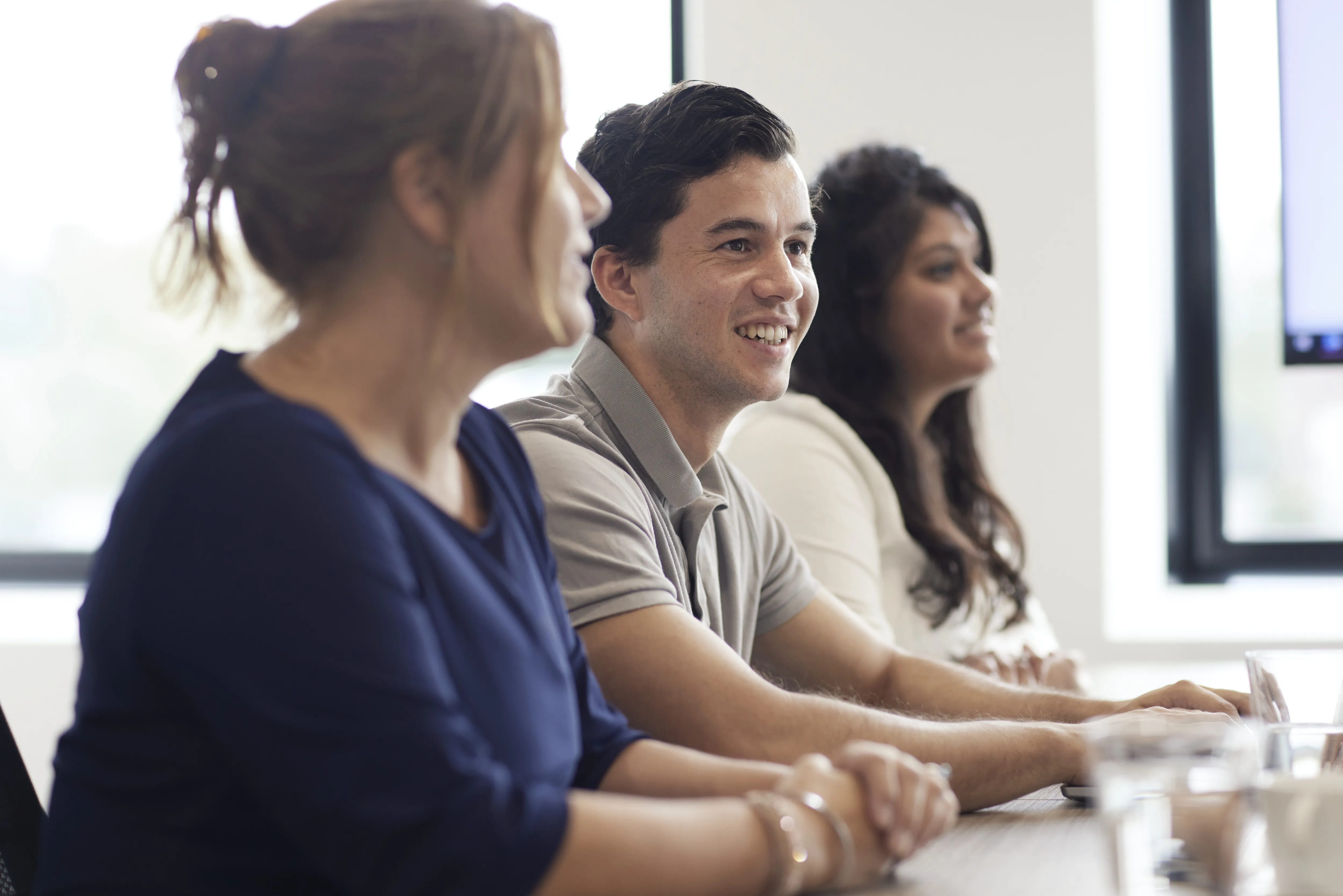 Personnes souriantes dans une salle de formation