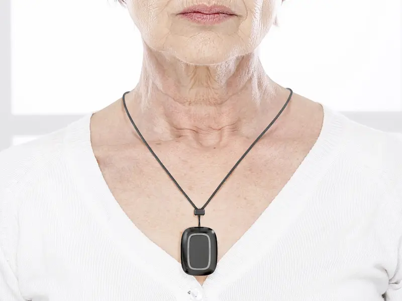 Collier autour du coup d'une dame âgée avec bouton de panique