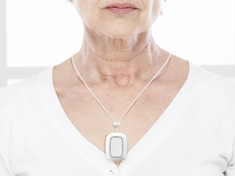 Collier autour du coup d'une dame âgée avec bouton de panique