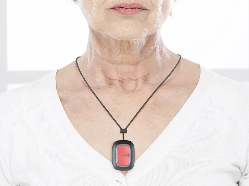 Bouton d'urgence autour du coup d'une dame âgée