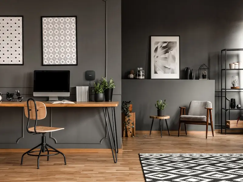 Intérieur d'une maison avec une centrale de sécurité sur le mur
