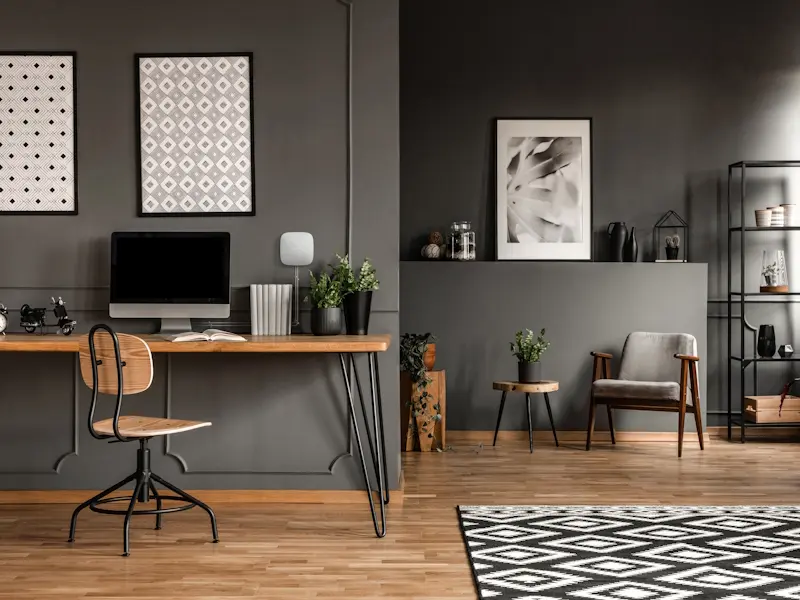 Intérieur d'une maison avec une centrale de sécurité sur le mur