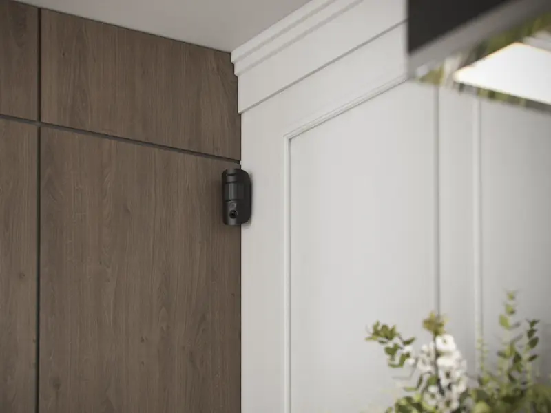 Détecteur de mouvement avec caméra sur le mur d'une maison à l'intérieur