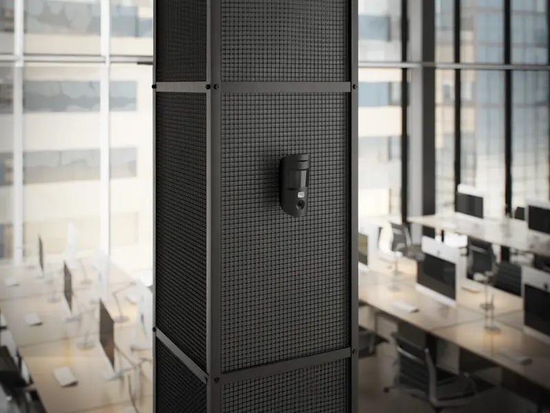 Détecteur de mouvement avec caméra sur le mur intérieur d'un openspace