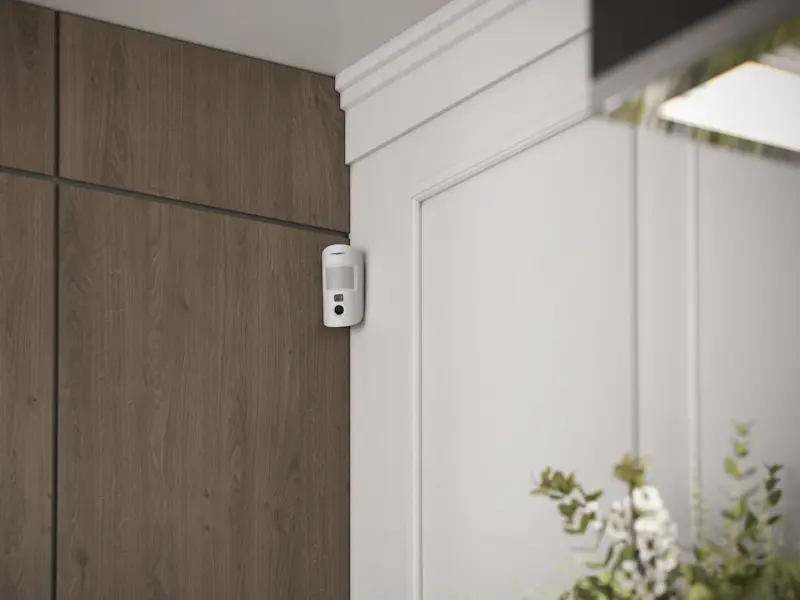 Détecteur de mouvement avec caméra sur le mur d'une maison à l'intérieur