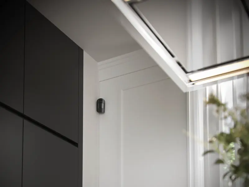 Détecteur de mouvement sur un mur intérieur de maison