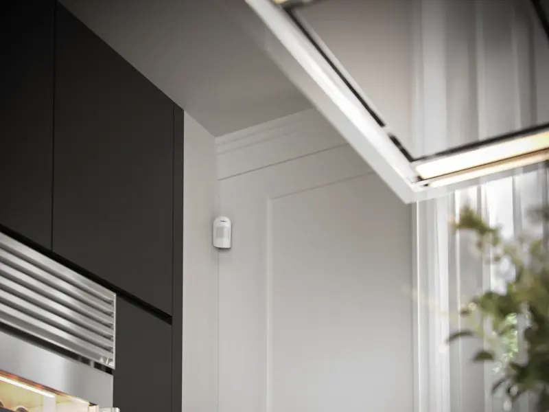 Détecteur de mouvement sur un mur intérieur de maison